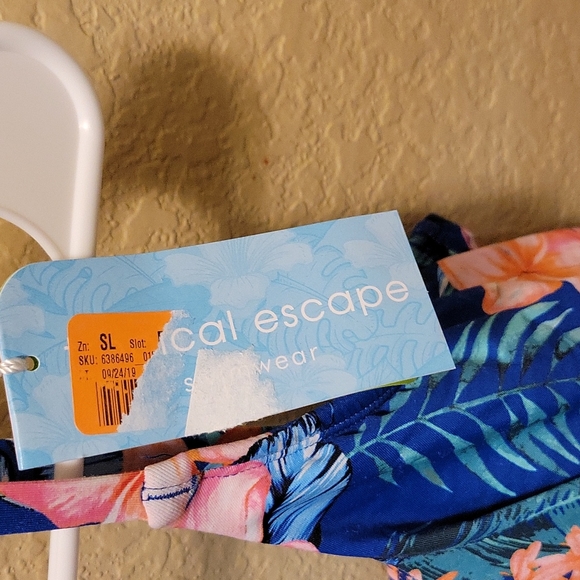 Tropical Escape Swimsuit Top - Picture 4 of 6